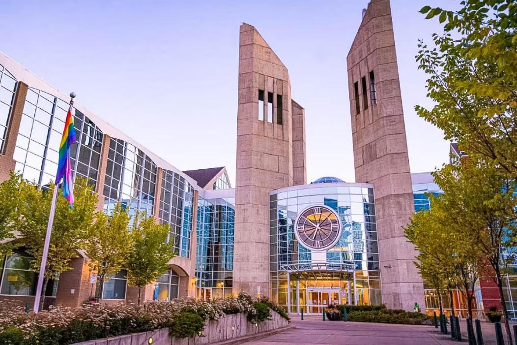 5br-luxury Retreat-hot Tub-king Bed-rogers Place-dt Apartment Edmonton