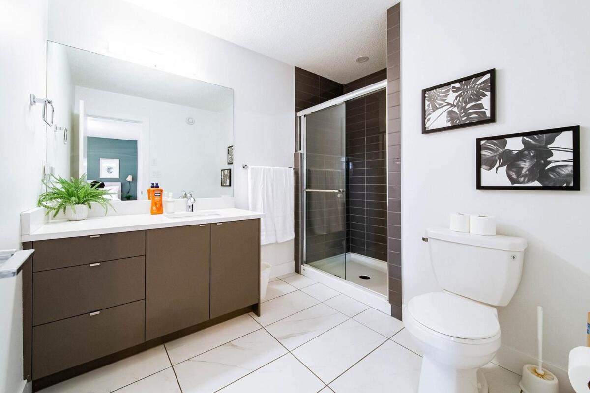 5br-luxury Retreat-hot Tub-king Bed-rogers Place-dt Apartment Edmonton