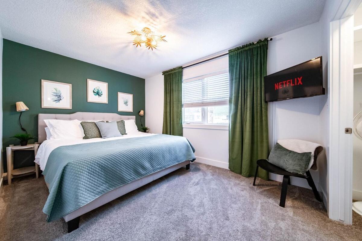 5br-luxury Retreat-hot Tub-king Bed-rogers Place-dt Apartment Edmonton