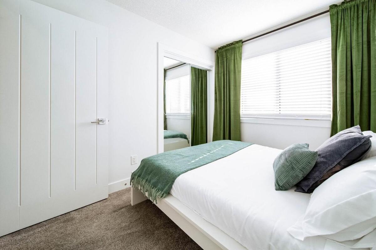 Apartment 5br-luxury Retreat-hot Tub-king Bed-rogers Place-dt Edmonton