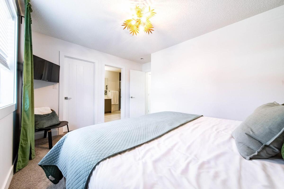 5br-luxury Retreat-hot Tub-king Bed-rogers Place-dt Edmonton